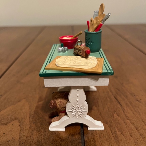 Hallmark Keepsake Mrs. Claus's Kitchen Table 2012 Limited Edition - Picture 9 of 12